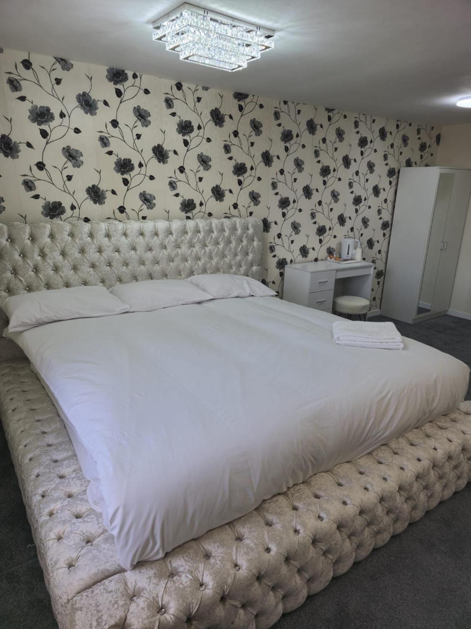 Zaheer'S Hotel Baldock Bagian luar foto