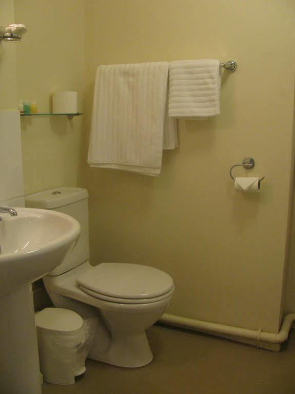 Zaheer'S Hotel Baldock Bagian luar foto